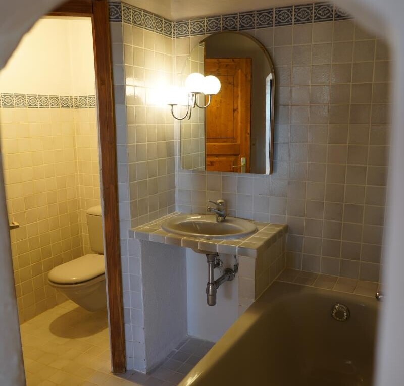 bad mit tile wall, fliesenwand, toilette, komplettes badezimmer, und inside property