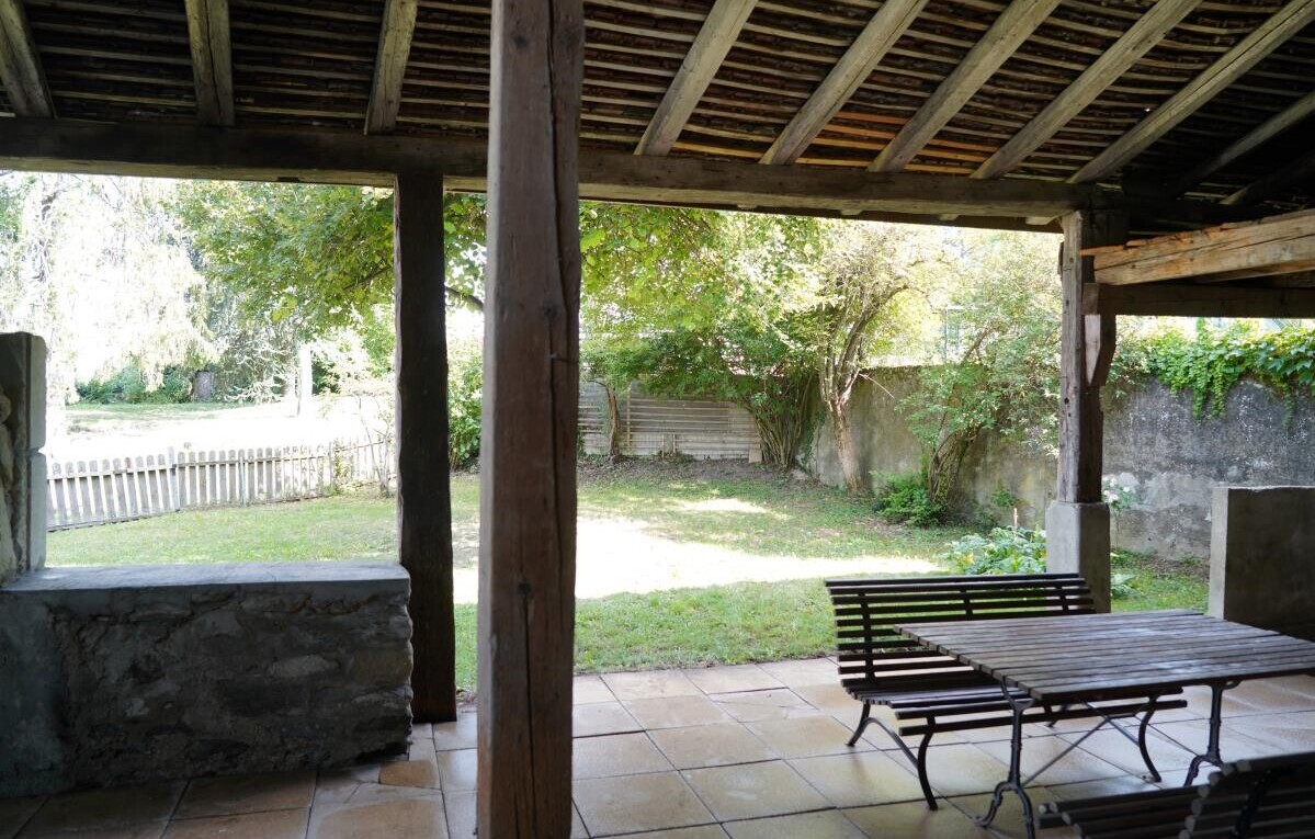 terrasse mit terrasse, zaun, from property, rasen, und essbereich im freien