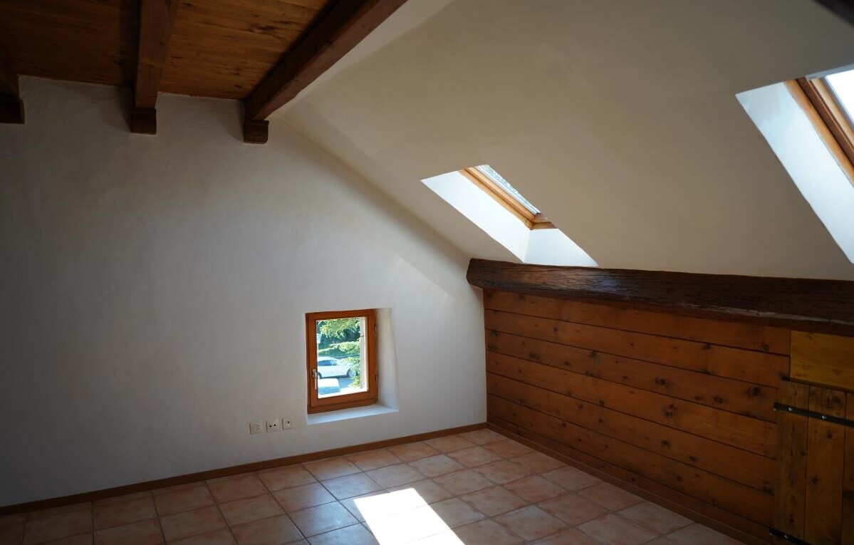leerer raum mit dachfenster, inside property, dachschräge, vaulted ceiling, und gipskartonwand