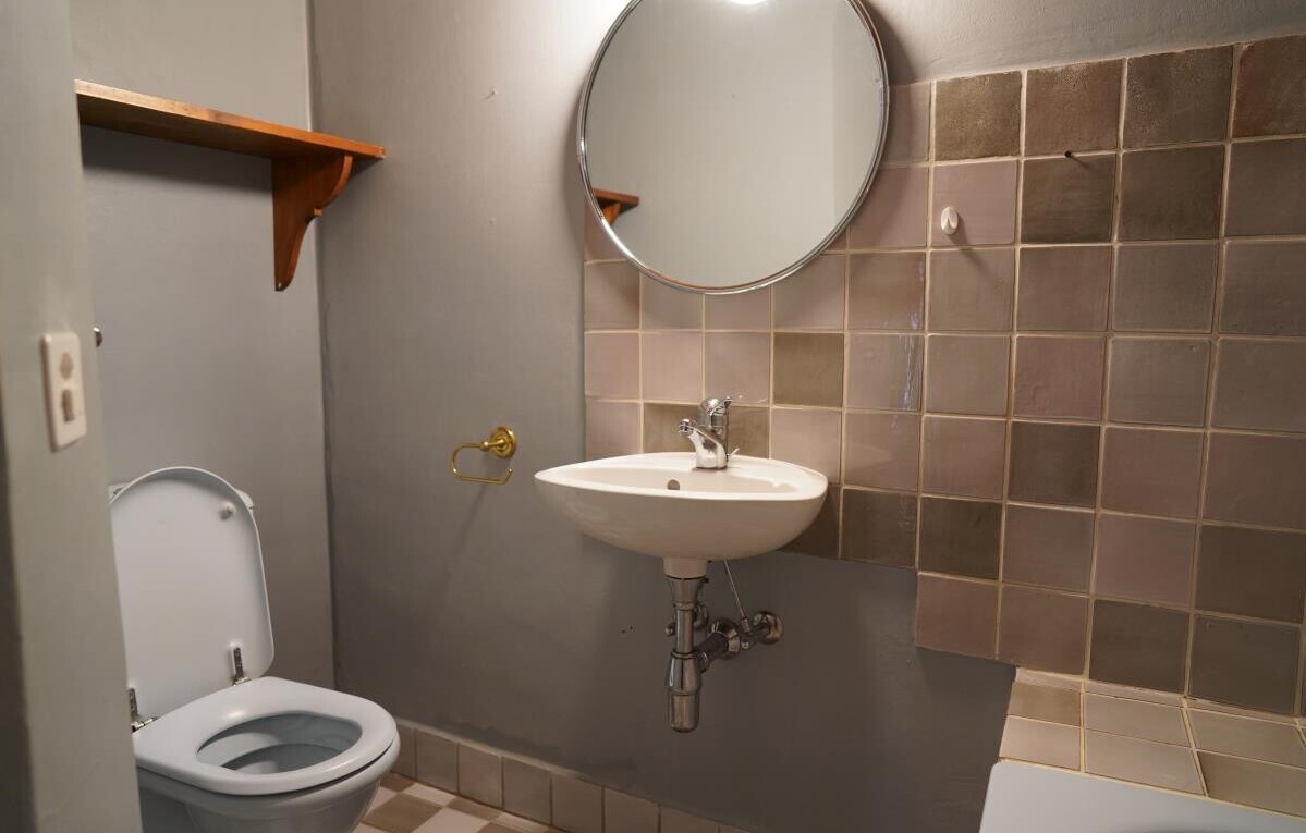 bad mit spiegel, küchenrückwand beim Herd, küchenrückwand beim herd, inside property, und toilette