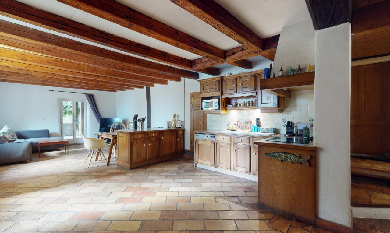 küche mit balkendecke, beamed ceiling, inside property, bogenförmige schränke, und mittelbraune schränke