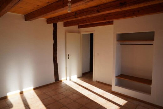 pièce vide avec inside property, wood ceiling, plafond en bois, tile floor, et sol en carrelage