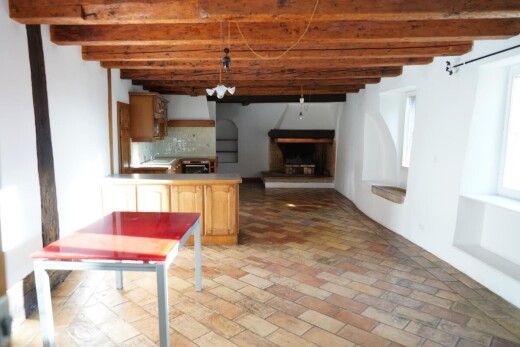 cuisine avec plafond à poutres, beamed ceiling, cloison sèche, drywall, et sol en finition brique