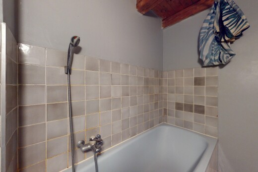 salle de bains avec salle de bain complète, inside property, plafond à poutres, beamed ceiling, et cloison sèche