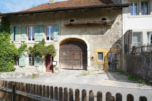 außenansicht mit property visible, day time, zaun, und schornstein