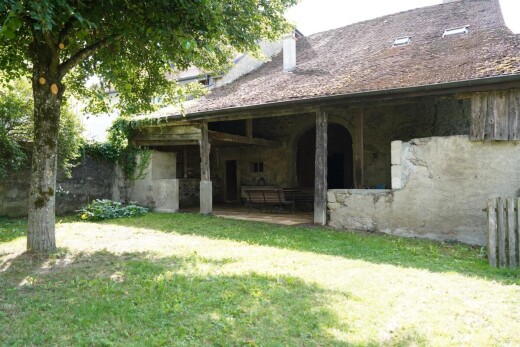 façade avec terrasse, overcast, property visible, cheminée, et pelouse