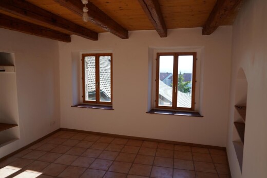 pièce vide avec inside property, lumière naturelle, natural light, plinthes murales, et baseboards wall