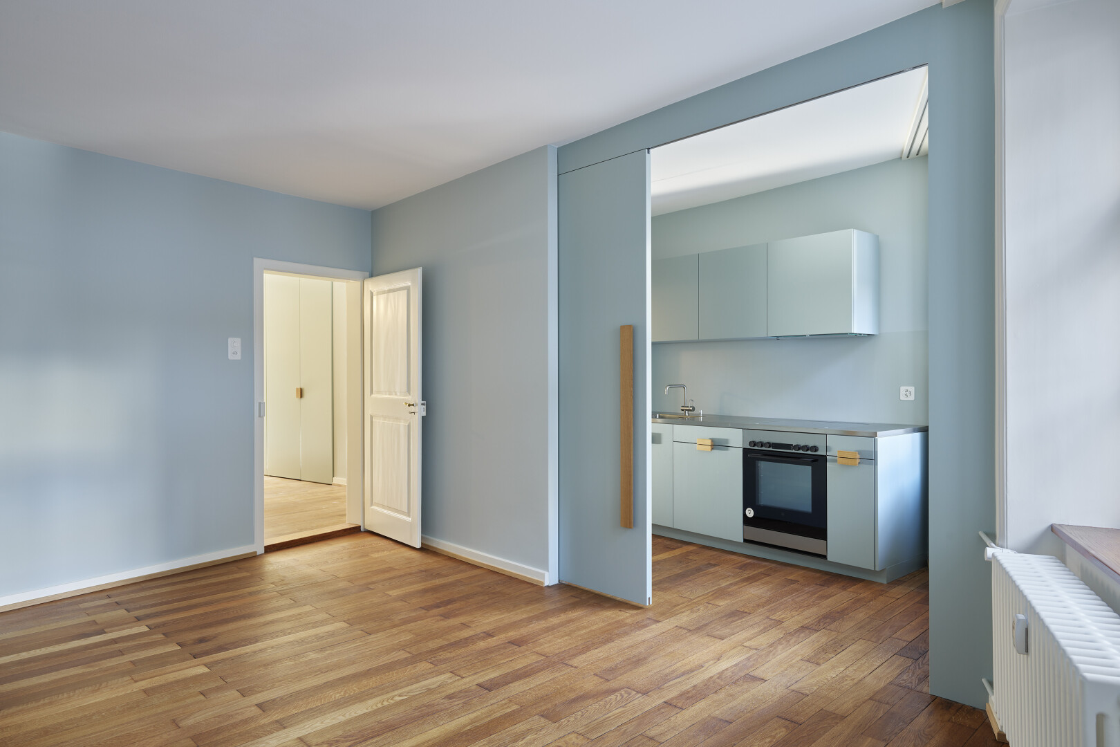 küche mit kühler, ofen, inside property, gipskartonwand, und drywall