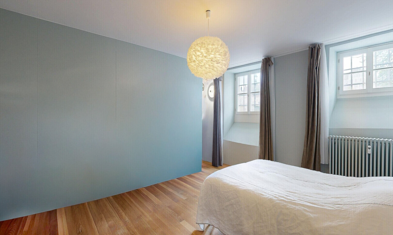zimmer / schlafzimmer mit kühler, holzfußboden, wood finish floor, natürliches licht, und natural light