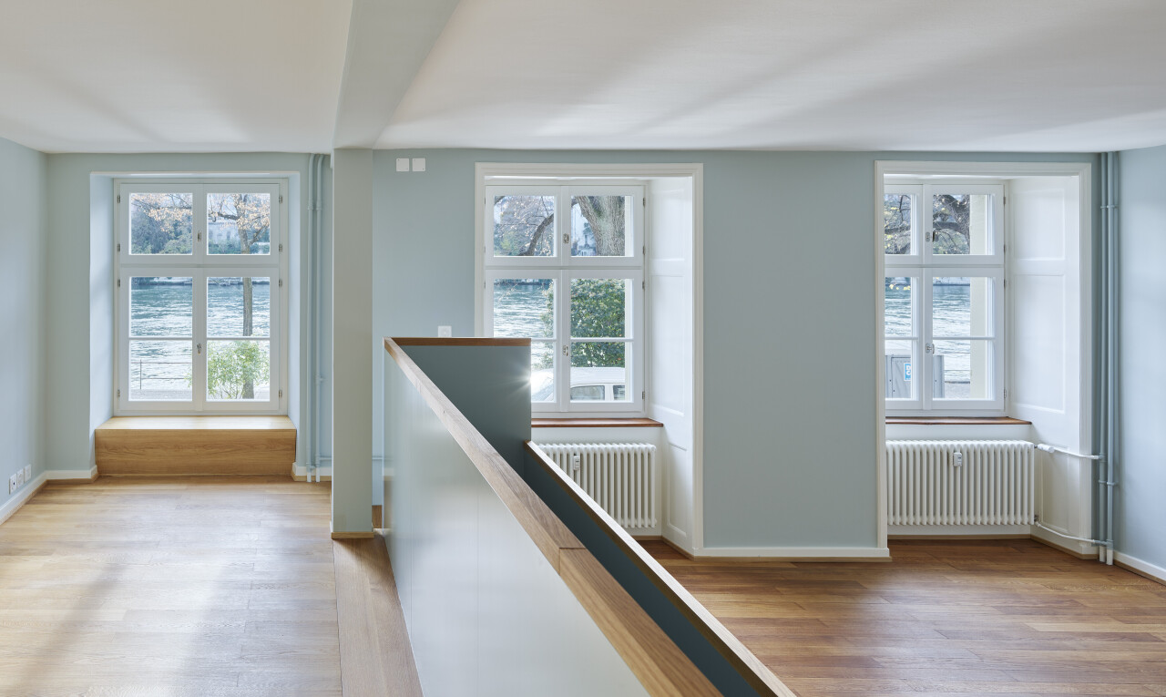 halle / korridor mit holzfußboden, wood finish floor, kühler, gipskartonwand, und drywall