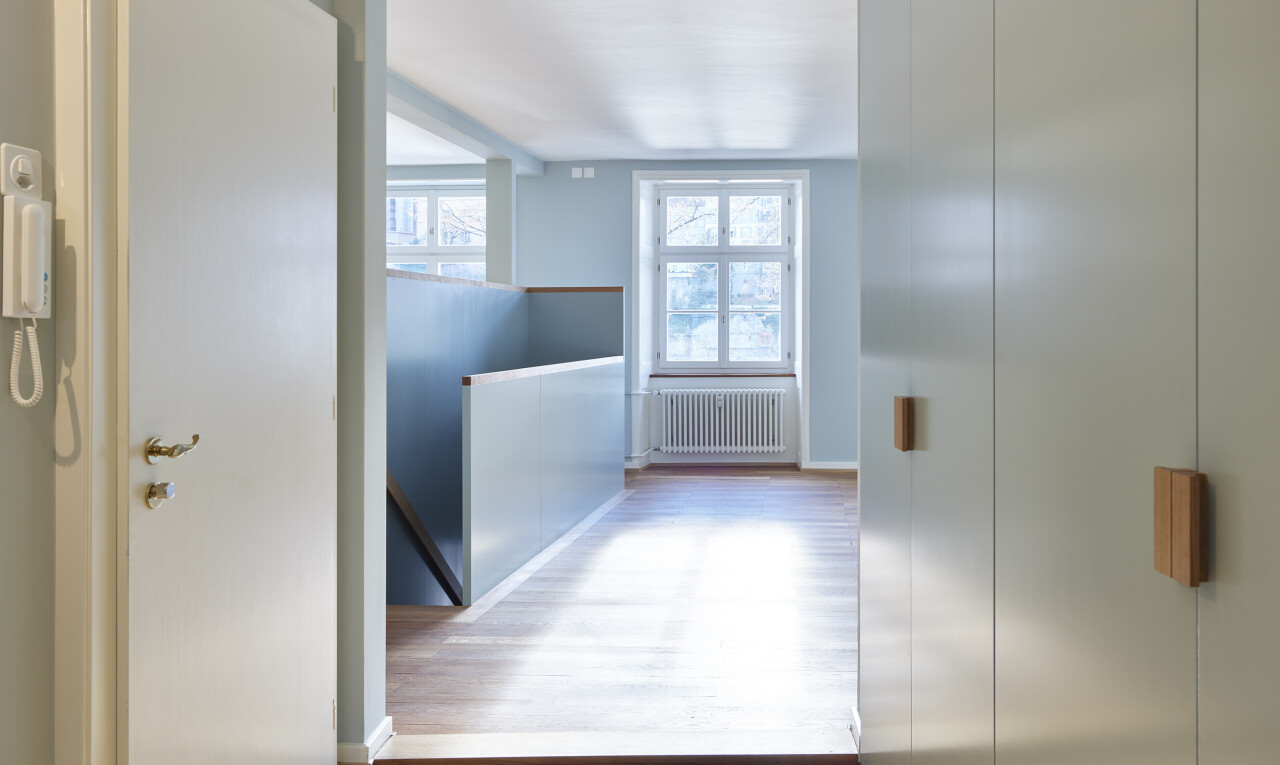 halle / korridor mit kühler, inside property, natürliches licht, natural light, und gipskartonwand