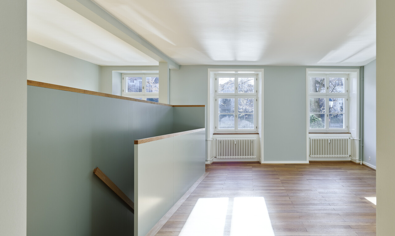 leerer raum mit gipskartonwand, drywall, kühler, inside property, und holzfußboden