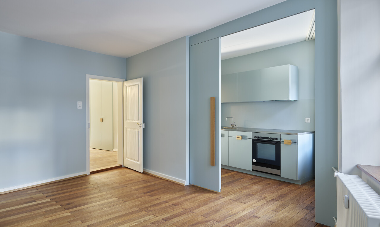 küche mit kühler, ofen, inside property, gipskartonwand, und drywall
