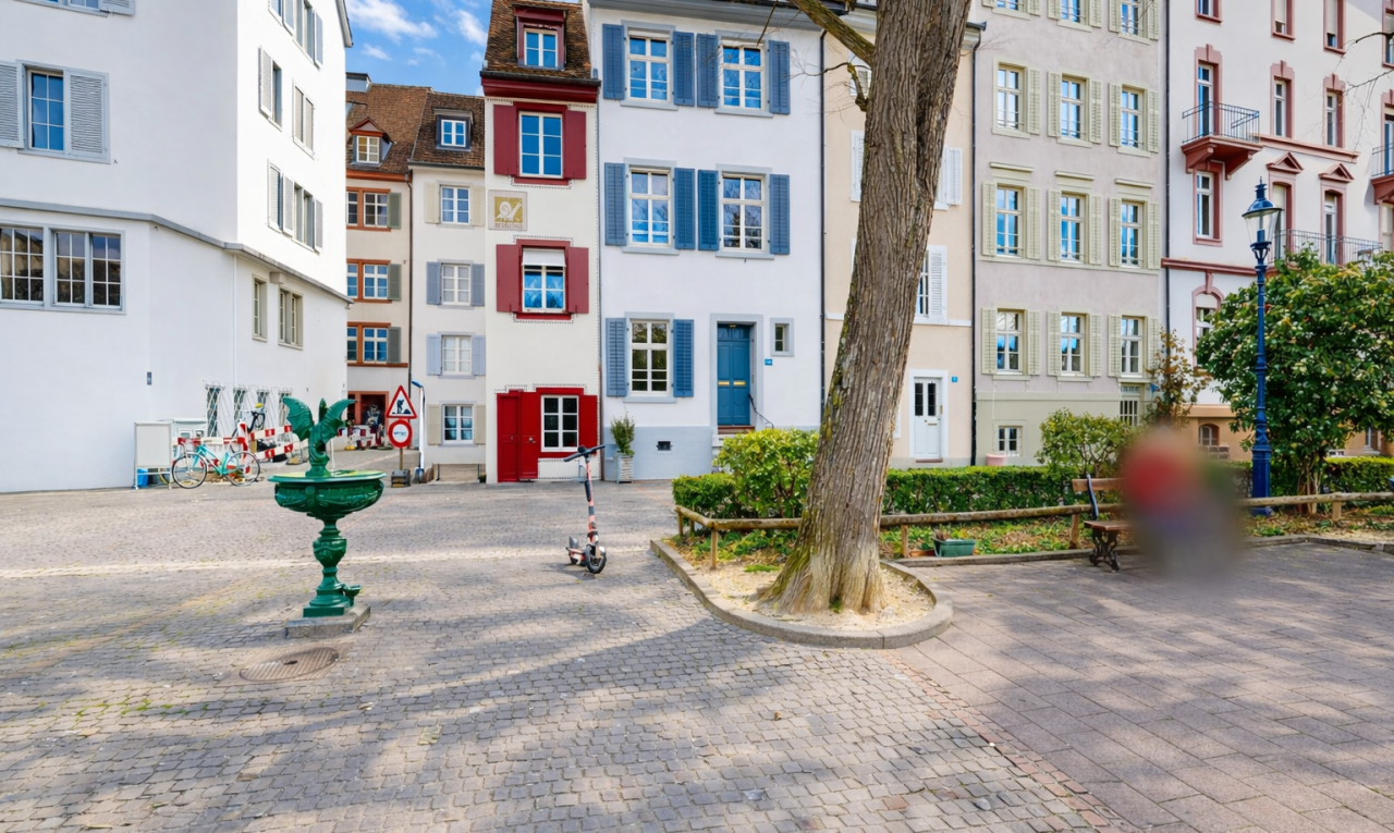 außenansicht mit brunnen, blick auf wohnanlage, apartment complex view, day time, und from community