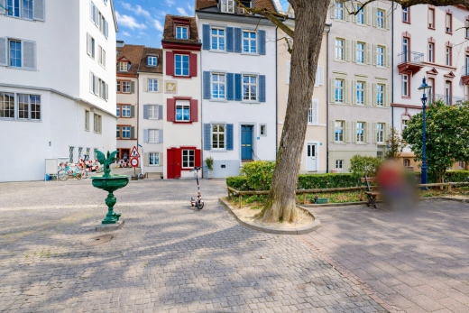 außenansicht mit brunnen, blick auf wohnanlage, apartment complex view, day time, und from community