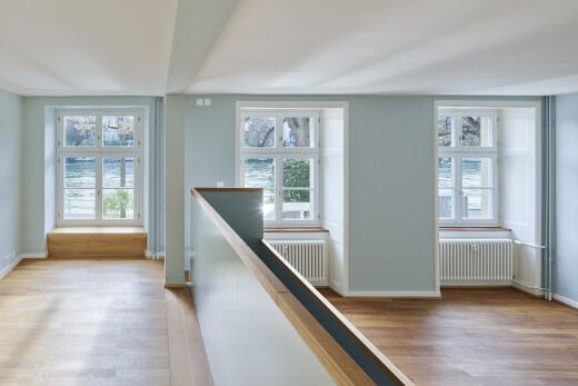 couloir avec sol en finition bois, wood finish floor, radiateur, cloison sèche, et drywall