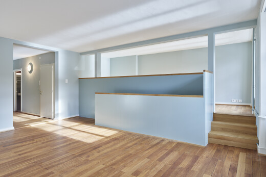 pièce vide avec sol en finition bois, wood finish floor, inside property, cloison sèche, et drywall