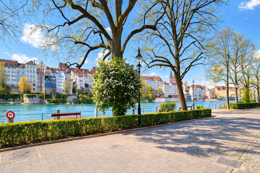 extérieur du bâtiment avec day time, vue sur l'eau, water view, vue sur le complexe d'appartements, et apartment complex view