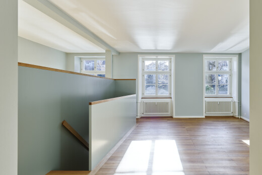 leerer raum mit gipskartonwand, drywall, kühler, inside property, und holzfußboden