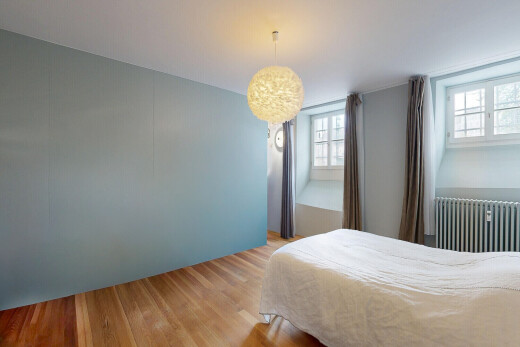 zimmer / schlafzimmer mit kühler, holzfußboden, wood finish floor, natürliches licht, und natural light