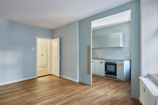 cuisine avec radiateur, four, inside property, cloison sèche, et drywall