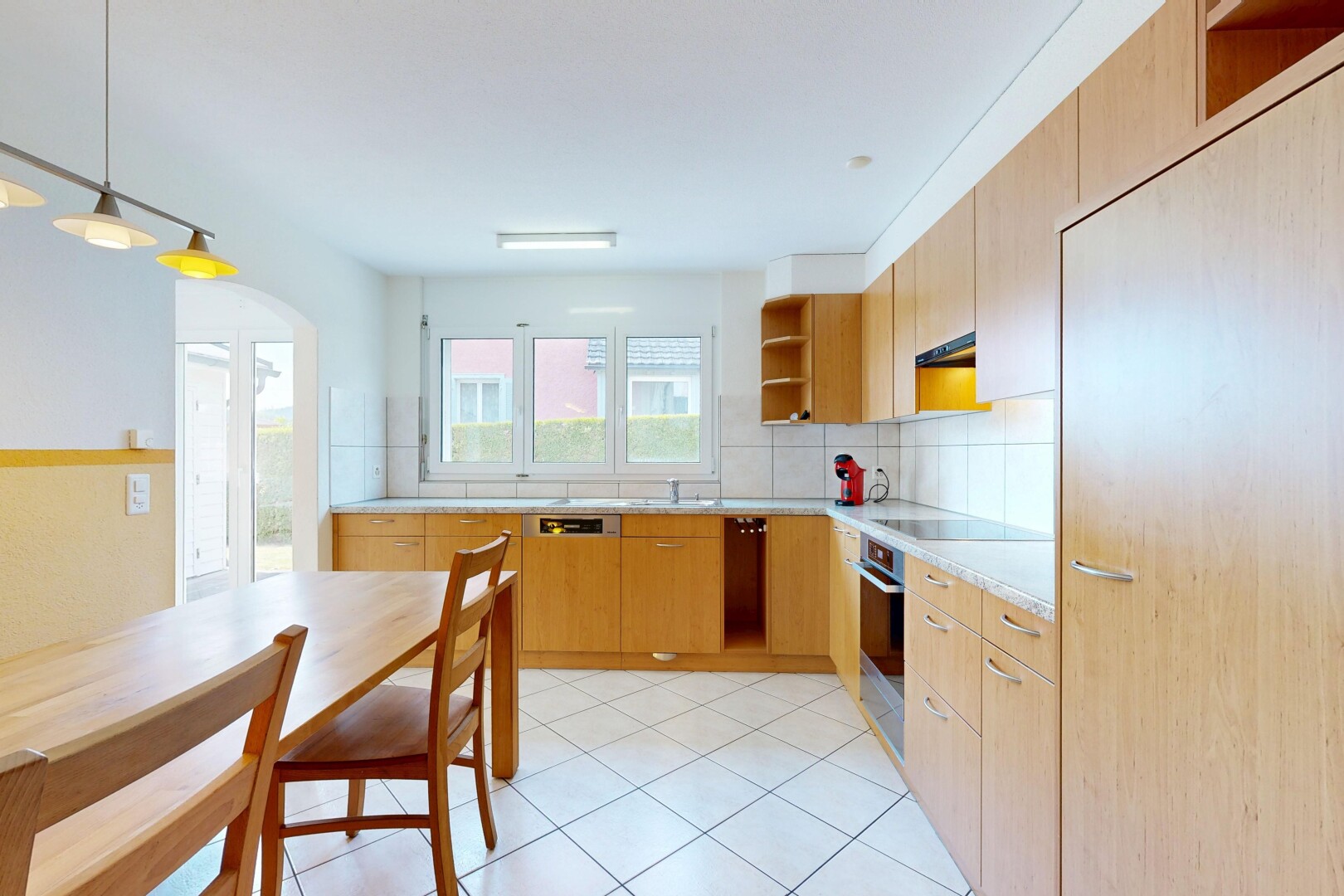 küche mit offene regale, open shelves, arbeitsplatten, light countertops, und light floor