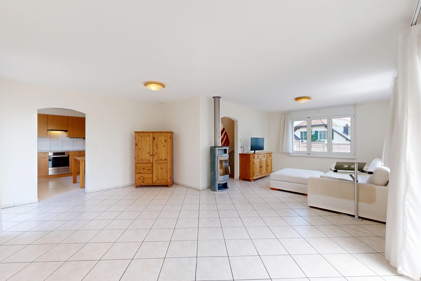 wohnzimmer mit inside property, gewölbte gehwege, light floor, gipskartonwand, und drywall