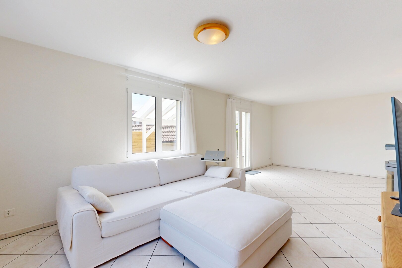 wohnzimmer mit gipskartonwand, drywall, natürliches licht, natural light, und inside property