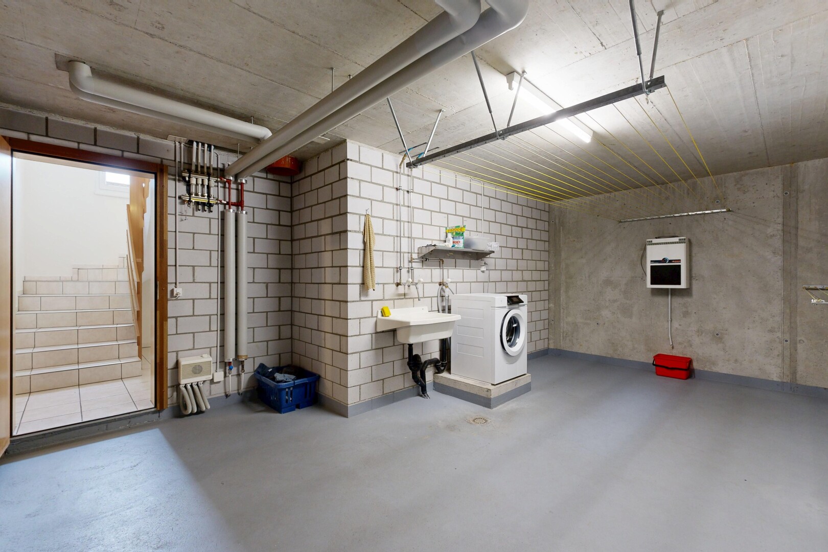 wäschekammer mit betondecke, concrete ceiling, betonboden, concrete floor, und inside property