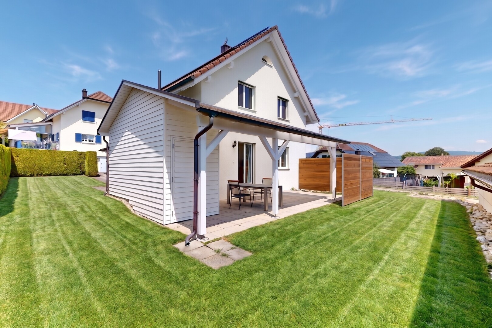 außenansicht mit zaun, day time, property visible, horizontale verkleidung, und rasen
