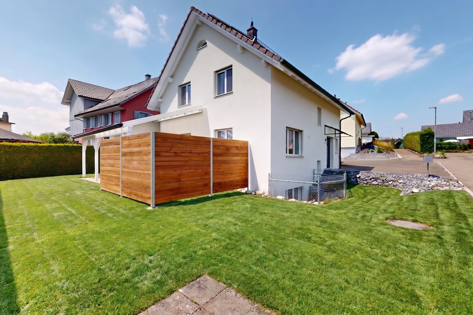 außenansicht mit zaun, from property, rasen, stuckverkleidung, und day time