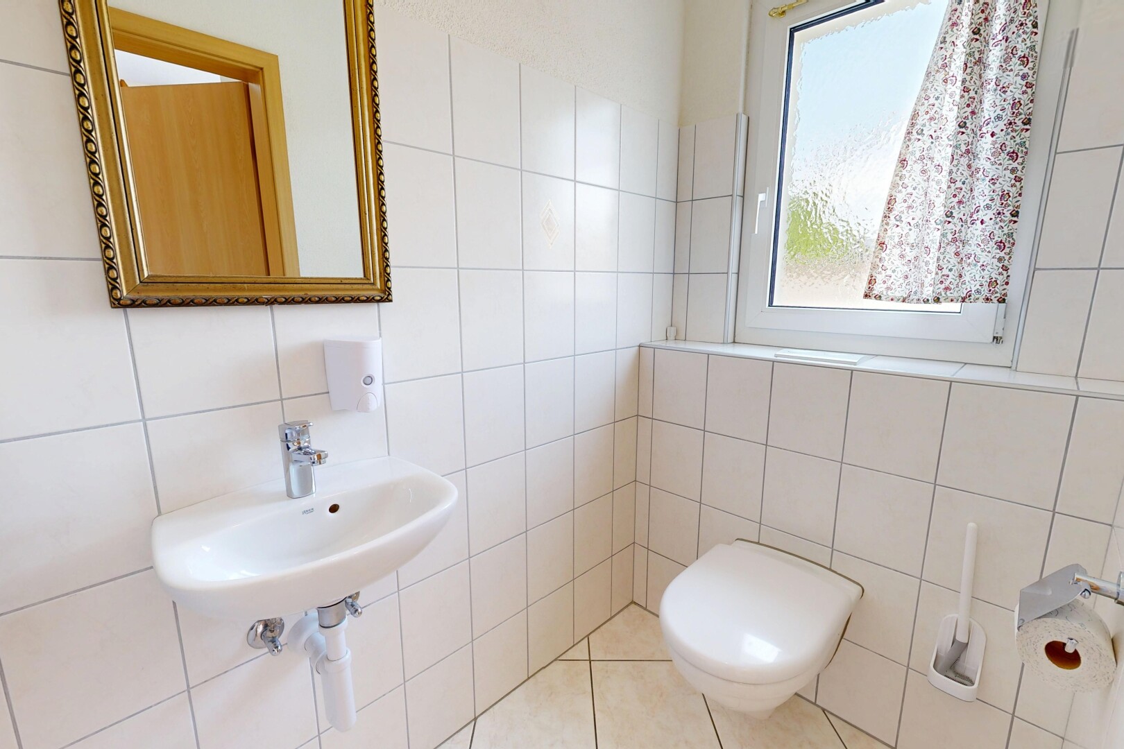 bad mit gäste-wc, spiegel, fliesenwand, tile wall, und toilette