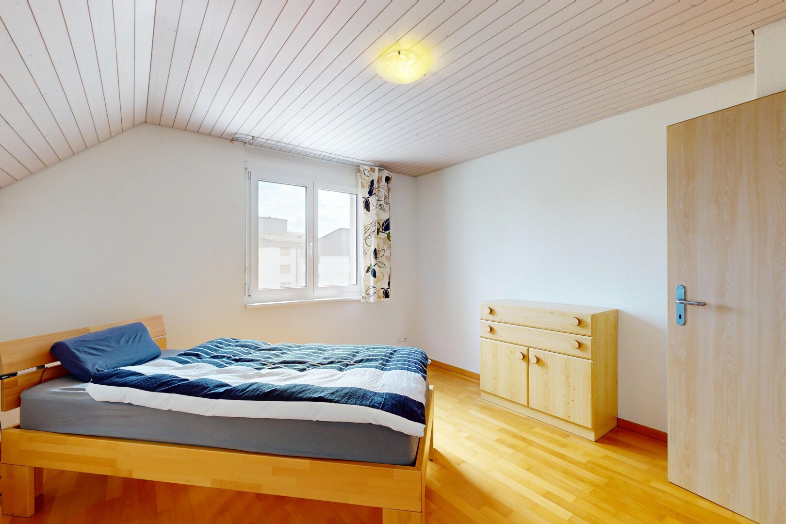 zimmer / schlafzimmer mit holzdecke, wood ceiling, natürliches licht, natural light, und holzfußboden