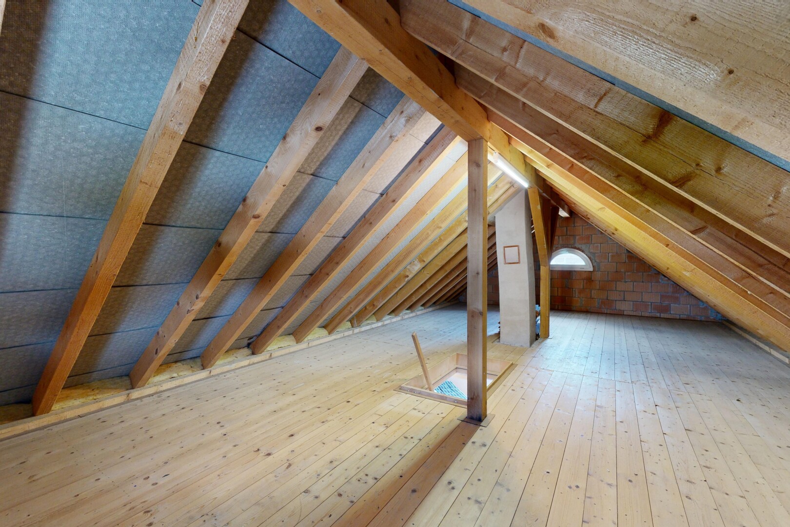 leerer raum mit hardwood floor, inside property, niedrige decke, low ceiling, und holzfußboden
