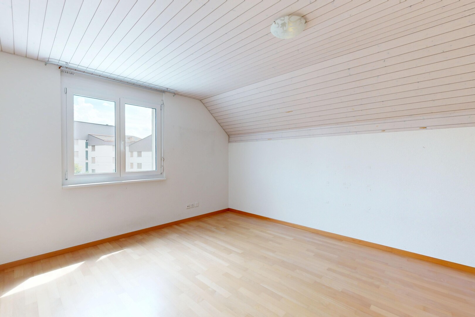 leerer raum mit natürliches licht, natural light, holzfußboden, wood finish floor, und niedrige decke