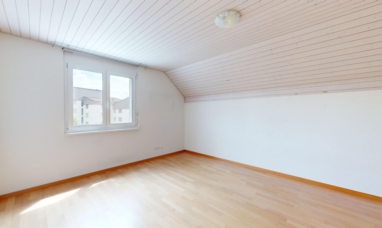 leerer raum mit natürliches licht, natural light, holzfußboden, wood finish floor, und niedrige decke