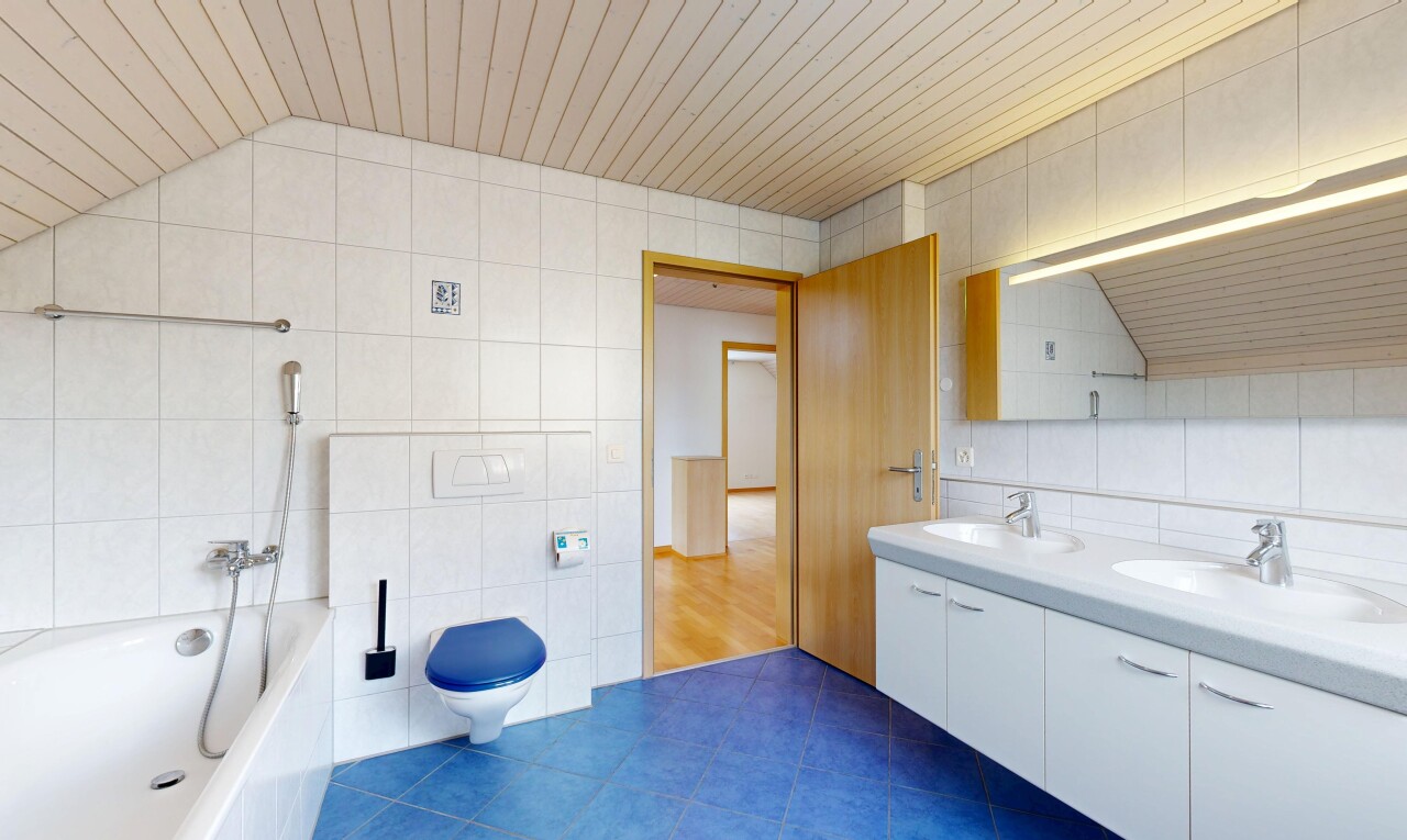 bad mit komplettes badezimmer, dark floor, fliesenwand, tile wall, und doppelwaschtisch
