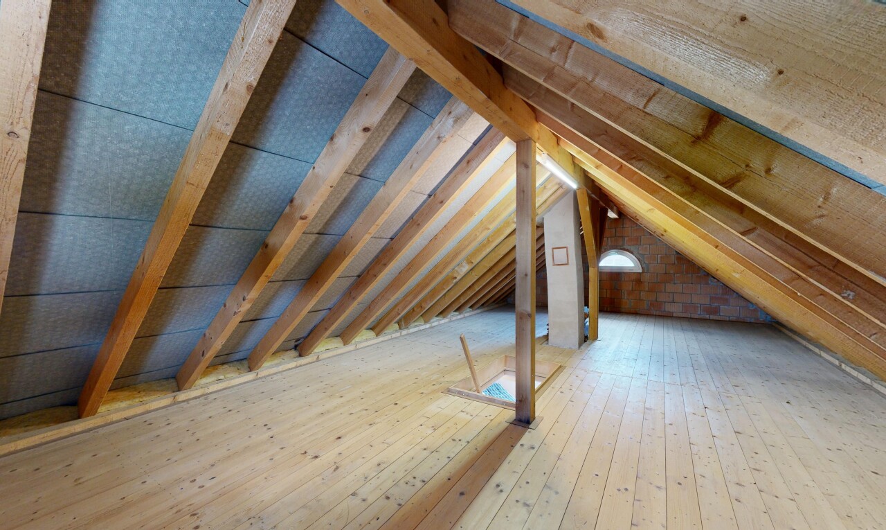 leerer raum mit hardwood floor, inside property, niedrige decke, low ceiling, und holzfußboden