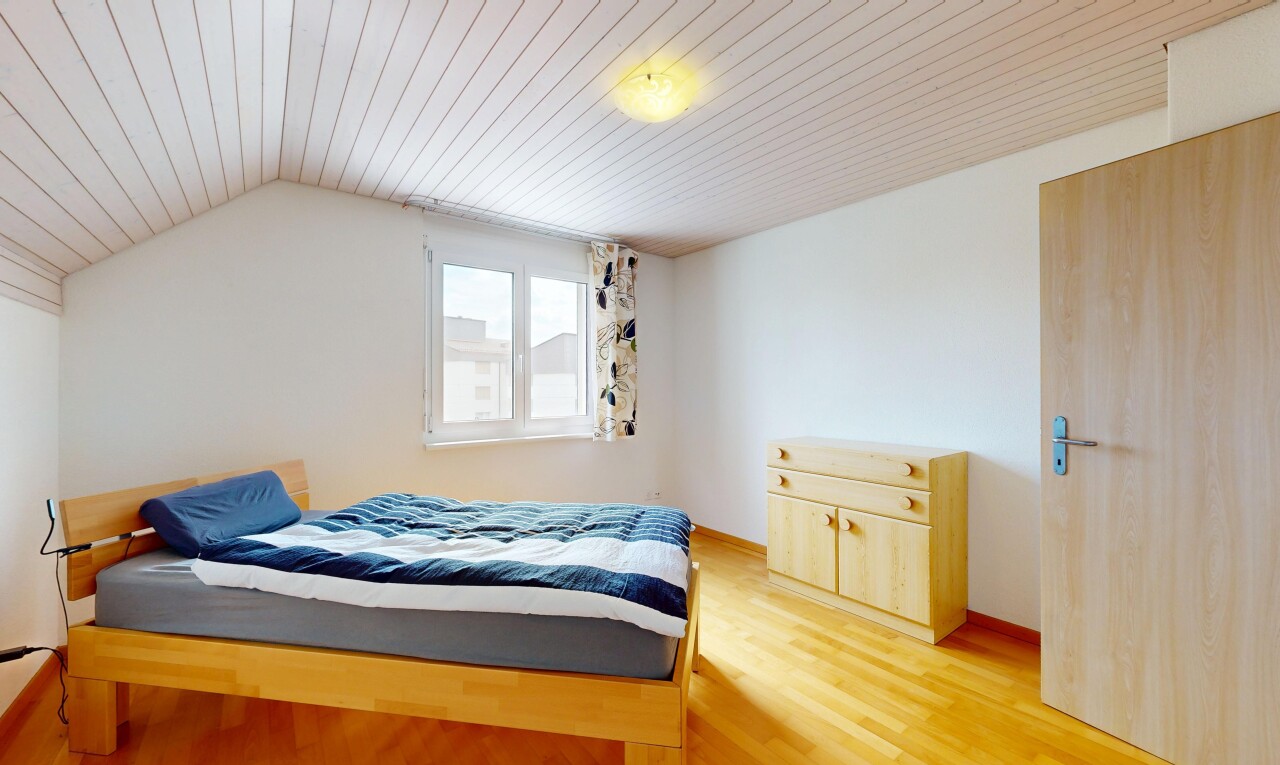 zimmer / schlafzimmer mit holzdecke, wood ceiling, natürliches licht, natural light, und holzfußboden