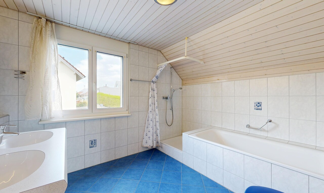 bad mit dusche, dachschräge, vaulted ceiling, komplettes badezimmer, und inside property