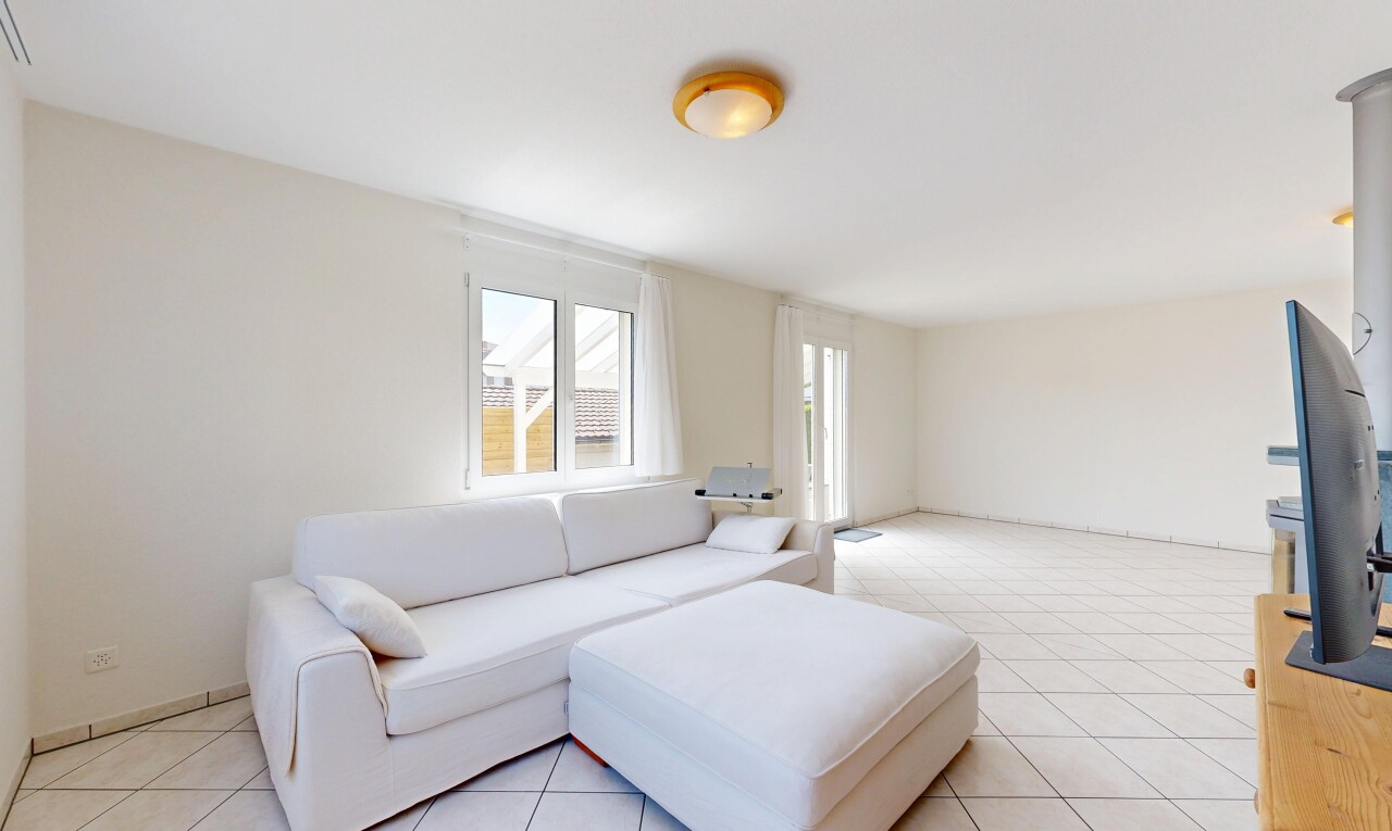 wohnzimmer mit gipskartonwand, drywall, natürliches licht, natural light, und inside property