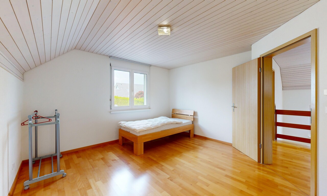 zimmer / schlafzimmer mit holzdecke, wood ceiling, holzfußboden, wood finish floor, und inside property