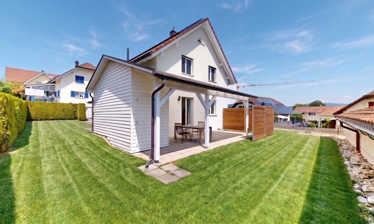 außenansicht mit zaun, day time, property visible, horizontale verkleidung, und rasen