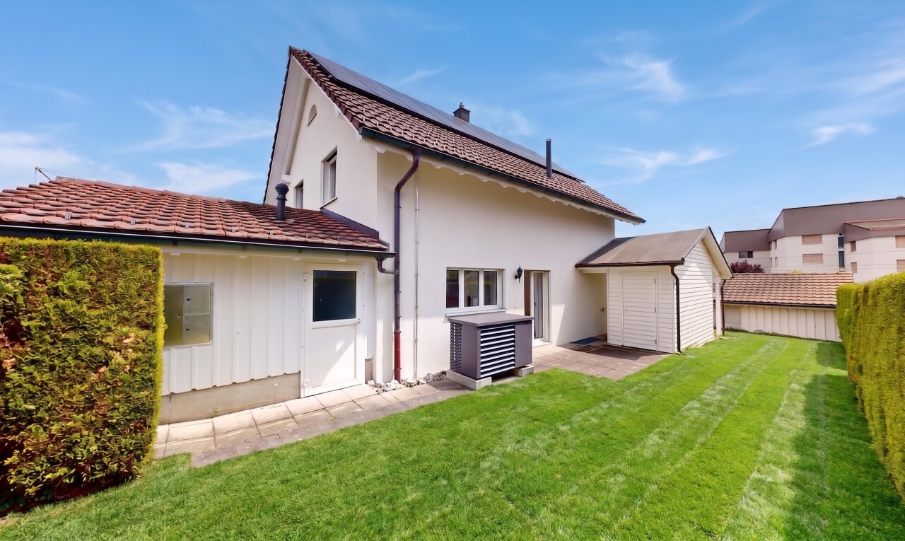 außenansicht mit property visible, rasen, solaranlage, day time, und stuckverkleidung