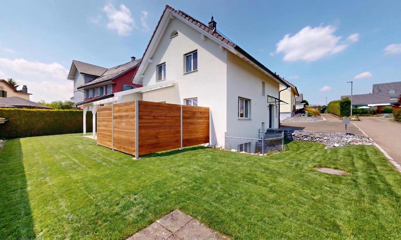 außenansicht mit zaun, from property, rasen, stuckverkleidung, und day time
