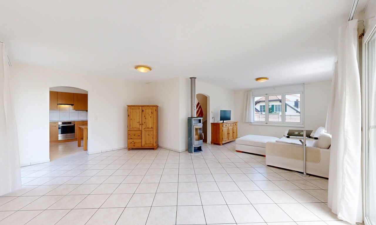 wohnzimmer mit inside property, gewölbte gehwege, light floor, gipskartonwand, und drywall