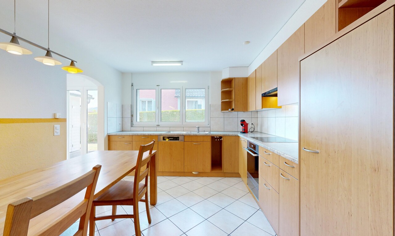 küche mit offene regale, open shelves, arbeitsplatten, light countertops, und light floor