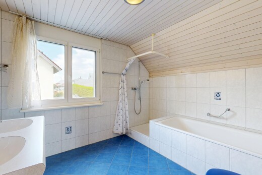 bad mit dusche, dachschräge, vaulted ceiling, komplettes badezimmer, und inside property