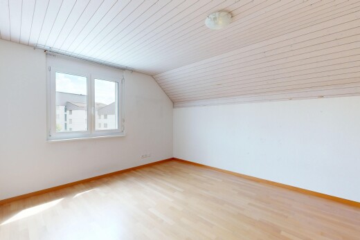 leerer raum mit natürliches licht, natural light, holzfußboden, wood finish floor, und niedrige decke