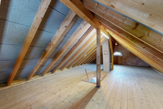 leerer raum mit hardwood floor, inside property, niedrige decke, low ceiling, und holzfußboden